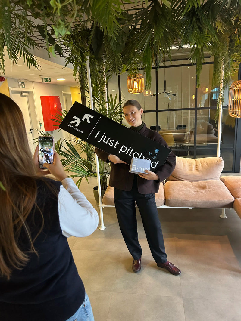 Camille Wille, co-founder van B.me, tijdens haar pitch voor het Start it @KBC acceleratorprogramma.