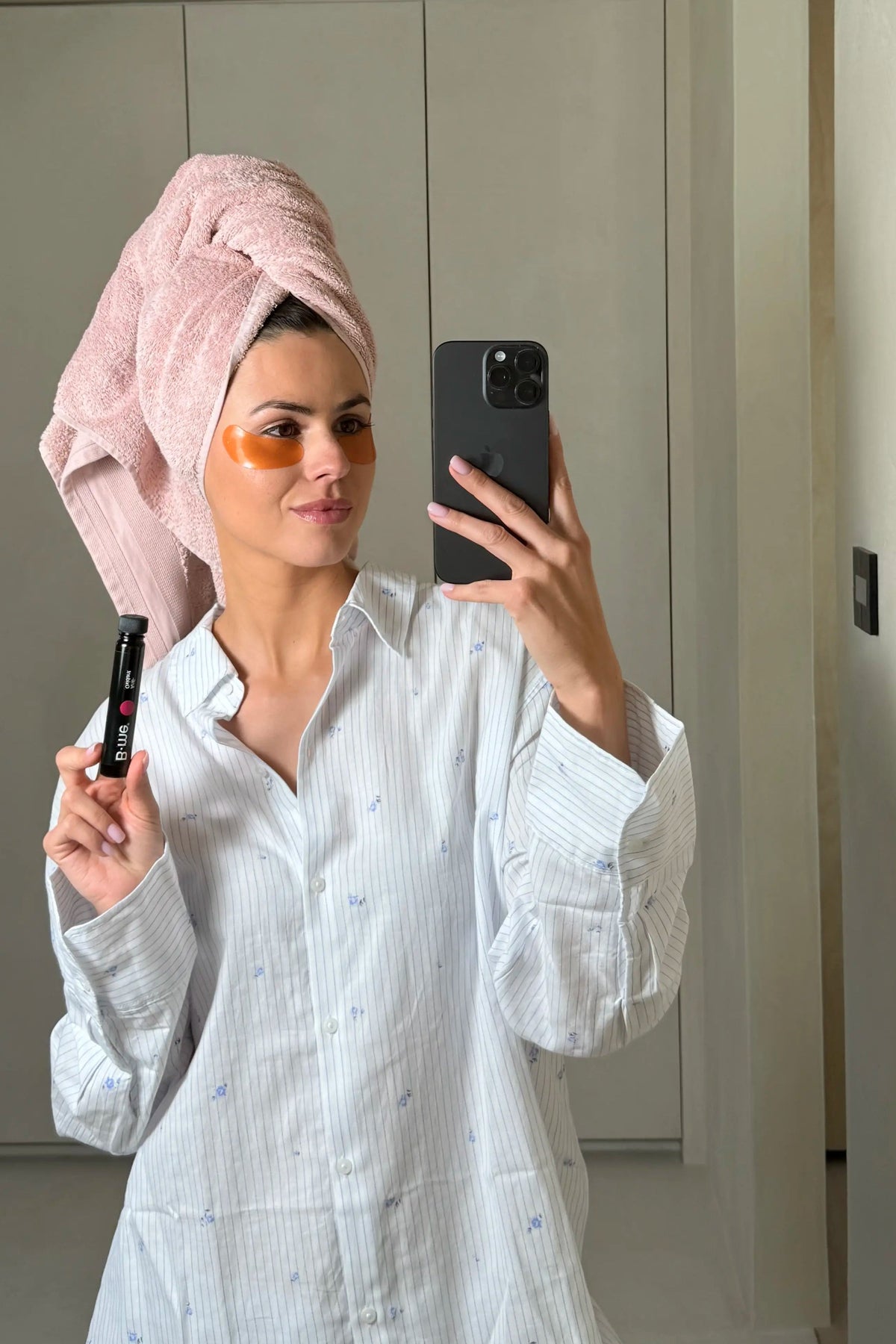 Influencer Larissa de Castro showcasing B.me Anti-Oxidant shot, rich in polyphenols and tart cherry to support skin from within against oxidative stress.