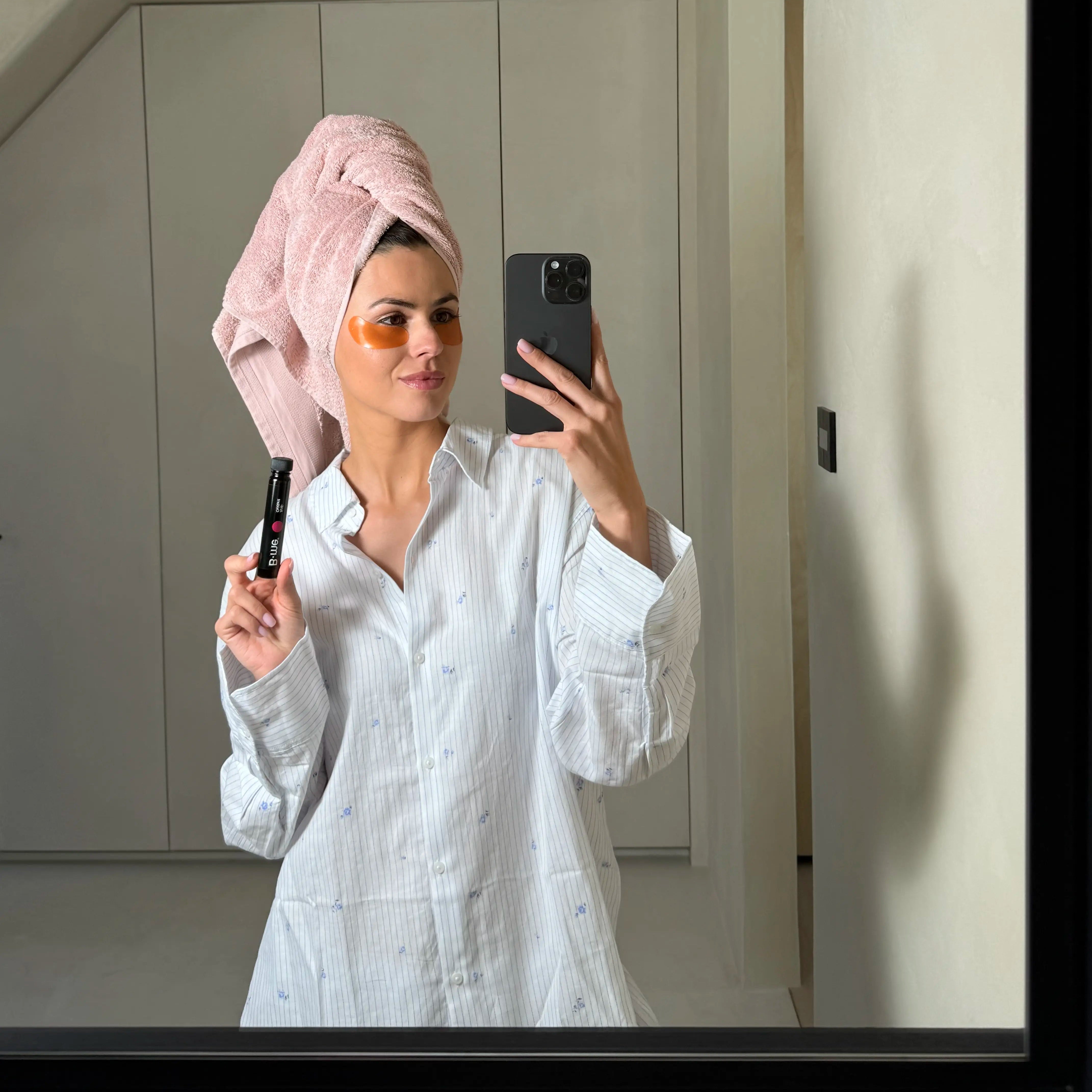 Influencer Larissa de Castro showcasing B.me Anti-Oxidant shot, rich in polyphenols and tart cherry to support skin from within against oxidative stress.