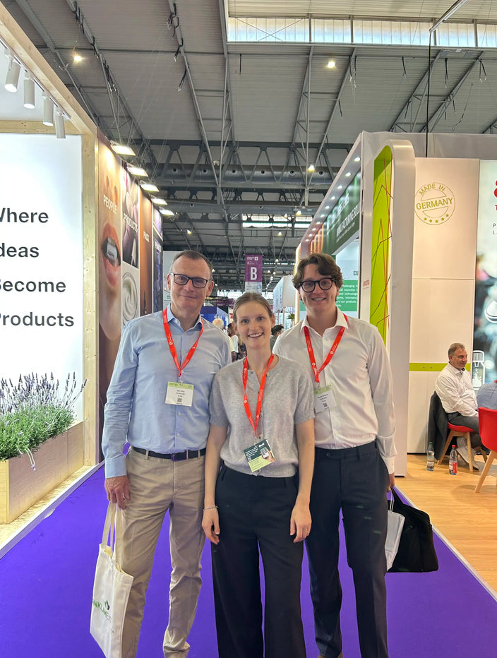 De oprichters van B.me in Barcelona tijdens de Vitafoods-beurs, waar ze nieuwe innovaties en ingrediënten voor hun huidformules verkennen.