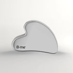 B.me roestvrij stalen gua sha massagetool in hartvorm, zilverkleurig, met B·me logo