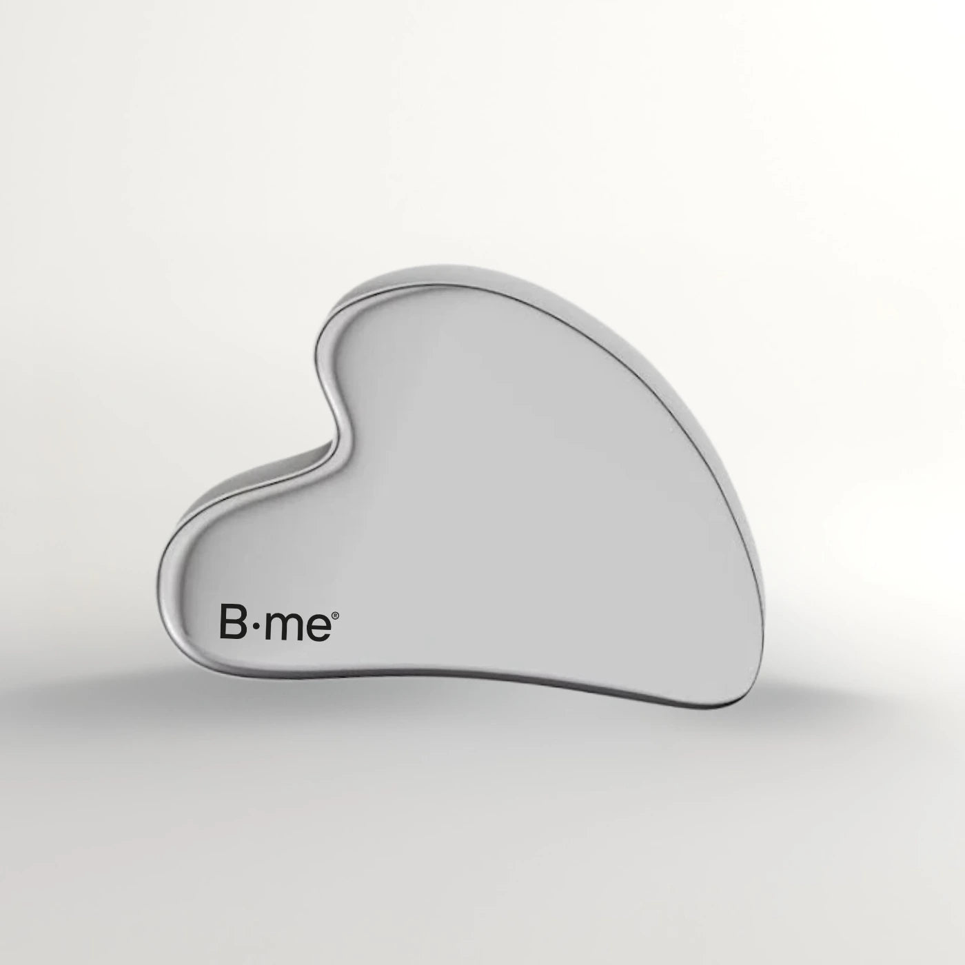 B.me roestvrij stalen gua sha massagetool in hartvorm, zilverkleurig, met B·me logo