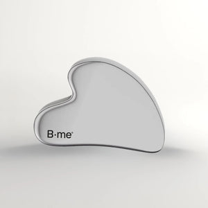 B.me roestvrij stalen gua sha massagetool in hartvorm, zilverkleurig, met B·me logo