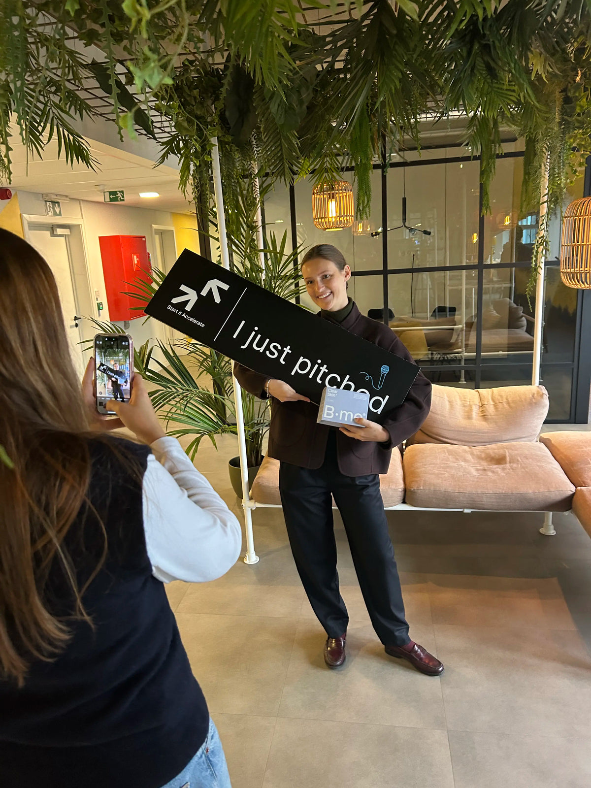 Camille Wille, co-founder van B.me, tijdens haar pitch voor het Start it @KBC acceleratorprogramma.