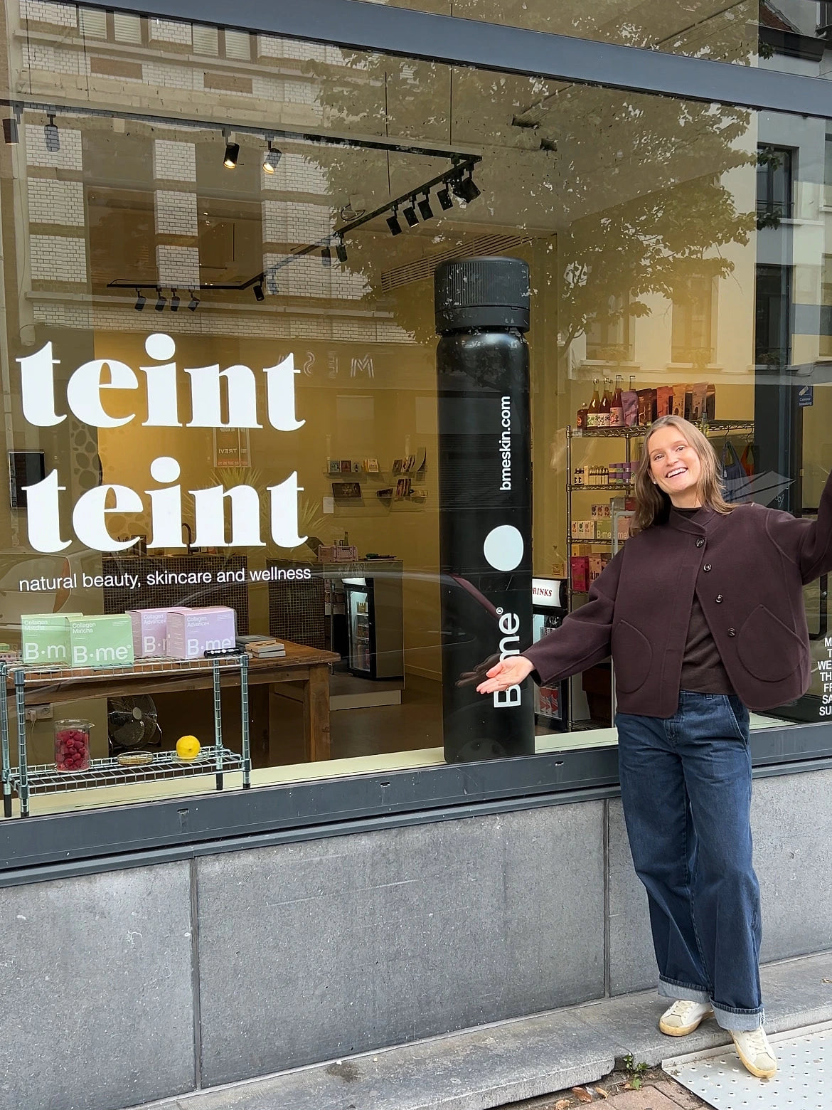 Camille Wille, co-founder van B.me, voor de etalage van Teint Teint in Antwerpen, waar B.me producten worden verkocht.