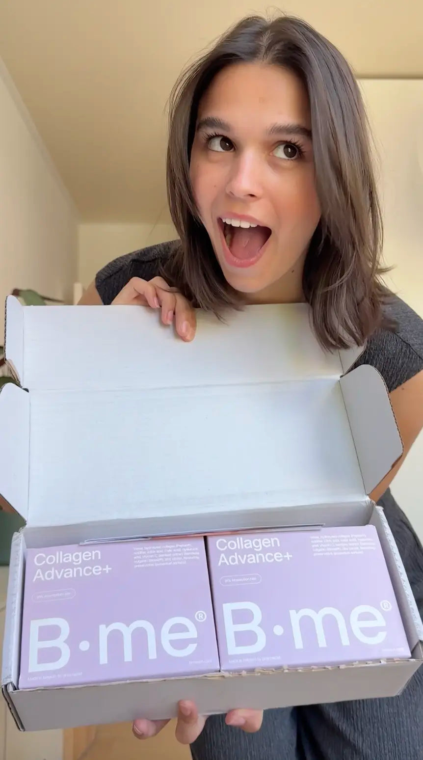  Imane lacht verrast terwijl ze een doos met twee verpakkingen B.me Collageen Advance+ toont
